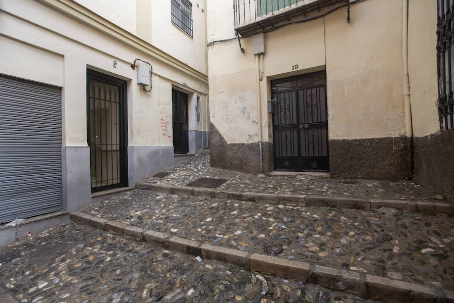 La Policía admite problemas de droga y prostitución en la calle Elvira y suma refuerzos. Hosteleros y comerciantes de la zona afirman que «el ambiente de violencia y suciedad está generando una mala imagen para el turismo».