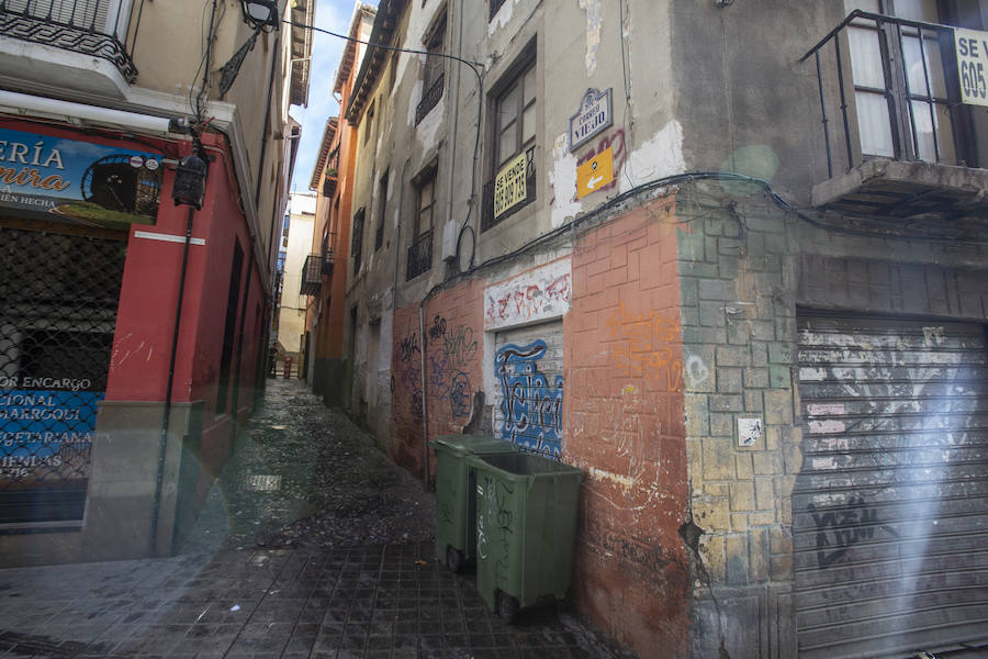 La Policía admite problemas de droga y prostitución en la calle Elvira y suma refuerzos. Hosteleros y comerciantes de la zona afirman que «el ambiente de violencia y suciedad está generando una mala imagen para el turismo».