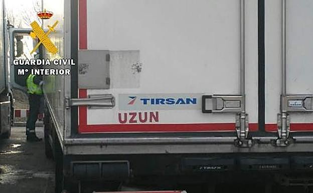 Camión inmovilizado por la Guardia Civil.