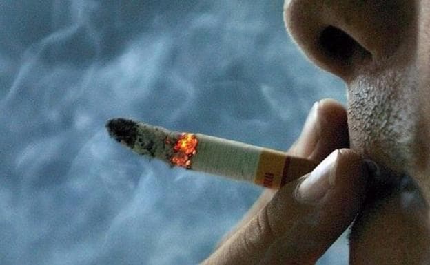 Detenido un joven de 25 años por quemar con un cigarro a su madre en Málaga