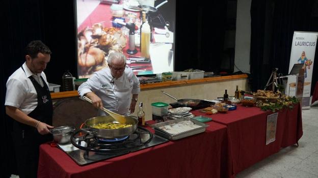 Antonio Gázquez en plena faena cocinando setas. 