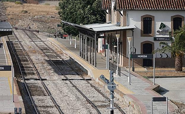 Renfe vende 150 billetes para el nuevo tren a Madrid por Moreda en las primeras horas del día
