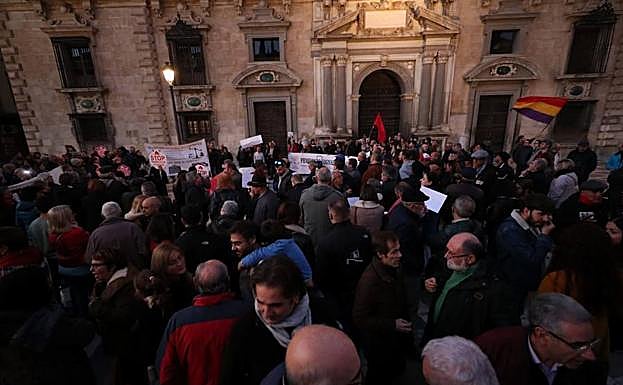 Concentración celebrada en Plaza Nueva contra la última decisión del Supremo sobre las hipotecas.