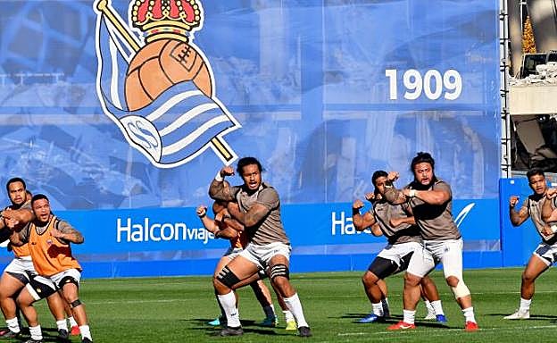 Los jugadores samoanos ensayan ayer en Anoeta el 'siva tau'.