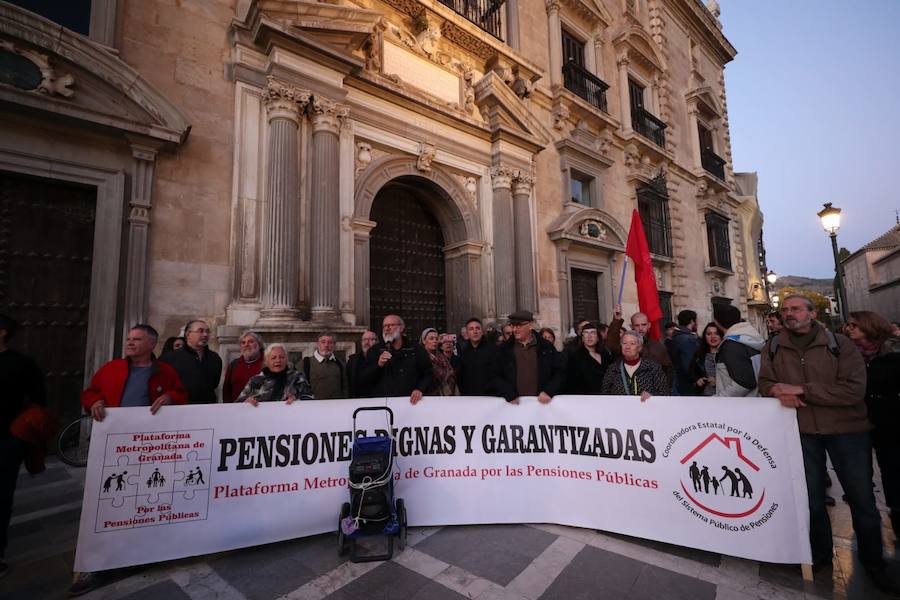 Decenas de personas se han congregado este sábado a las puertas del Tribunal Superior de Justicia de Andalucía, en la Plaza Nueva de Granada, para exigir al Gobierno central que «blinde» a los clientes de las entidades bancarias que acaban de firmar un crédito hipotecario o están pendientes de hacerlo en los próximos días