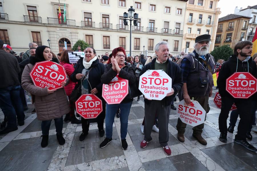 Decenas de personas se han congregado este sábado a las puertas del Tribunal Superior de Justicia de Andalucía, en la Plaza Nueva de Granada, para exigir al Gobierno central que «blinde» a los clientes de las entidades bancarias que acaban de firmar un crédito hipotecario o están pendientes de hacerlo en los próximos días