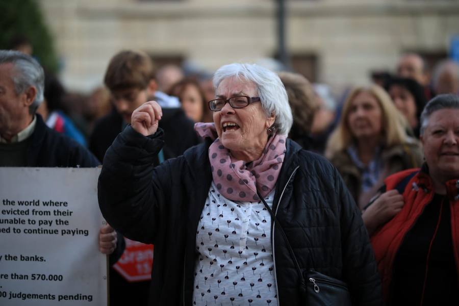 Decenas de personas se han congregado este sábado a las puertas del Tribunal Superior de Justicia de Andalucía, en la Plaza Nueva de Granada, para exigir al Gobierno central que «blinde» a los clientes de las entidades bancarias que acaban de firmar un crédito hipotecario o están pendientes de hacerlo en los próximos días
