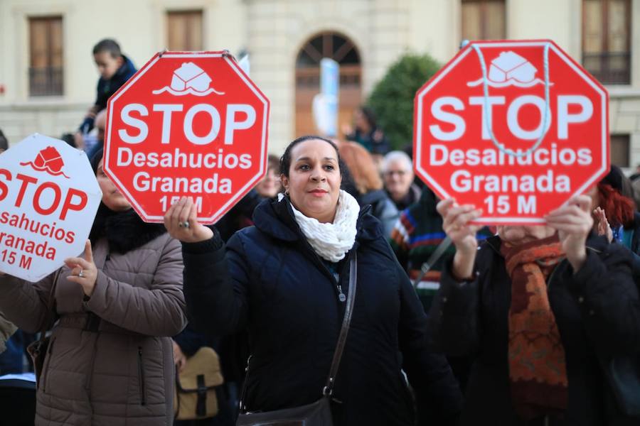 Decenas de personas se han congregado este sábado a las puertas del Tribunal Superior de Justicia de Andalucía, en la Plaza Nueva de Granada, para exigir al Gobierno central que «blinde» a los clientes de las entidades bancarias que acaban de firmar un crédito hipotecario o están pendientes de hacerlo en los próximos días