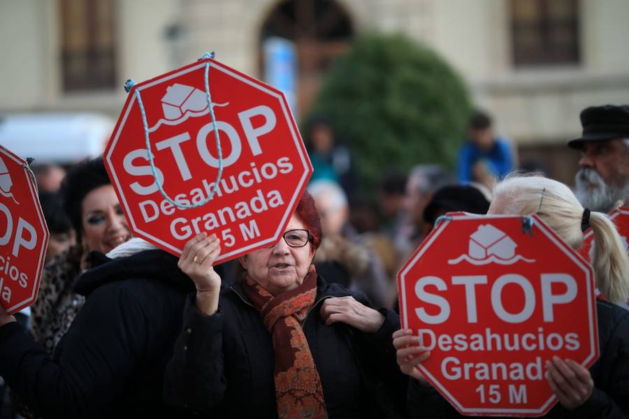 Decenas de personas se han congregado este sábado a las puertas del Tribunal Superior de Justicia de Andalucía, en la Plaza Nueva de Granada, para exigir al Gobierno central que «blinde» a los clientes de las entidades bancarias que acaban de firmar un crédito hipotecario o están pendientes de hacerlo en los próximos días