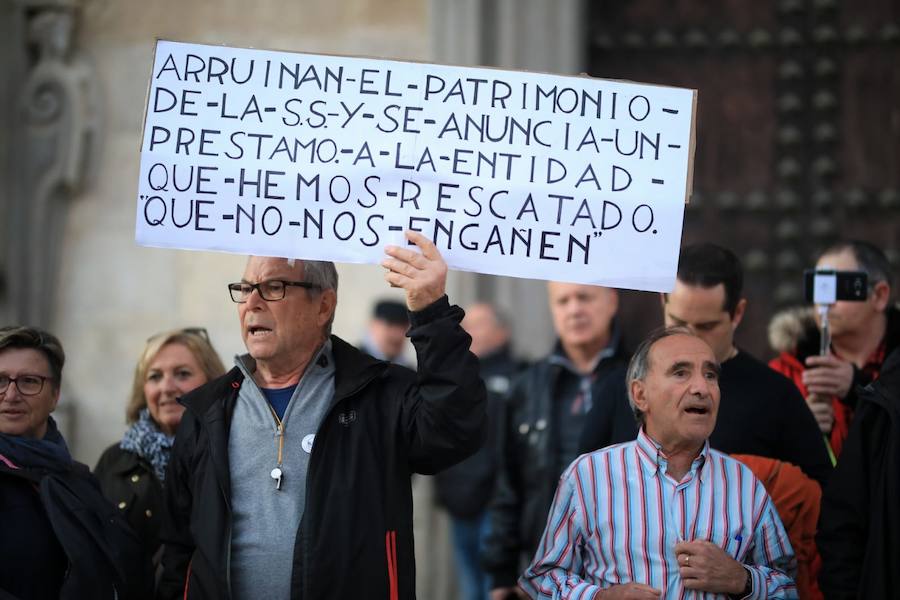 Decenas de personas se han congregado este sábado a las puertas del Tribunal Superior de Justicia de Andalucía, en la Plaza Nueva de Granada, para exigir al Gobierno central que «blinde» a los clientes de las entidades bancarias que acaban de firmar un crédito hipotecario o están pendientes de hacerlo en los próximos días