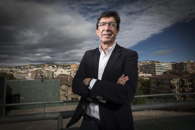 Juan Marín posa en la terraza del Palacio de Congresos, con Granada al fondo. 