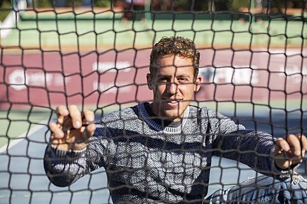 El tenista granadino Roberto Carballés, aspirante a entrar en el top-20 del mundo, a través de la red de la pista central en la Real Sociedad de Tenis de Granada.