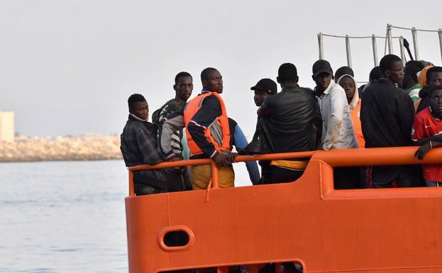 Rescatadas 67 personas de dos pateras «sobrecargadas» en el mar de Alborán