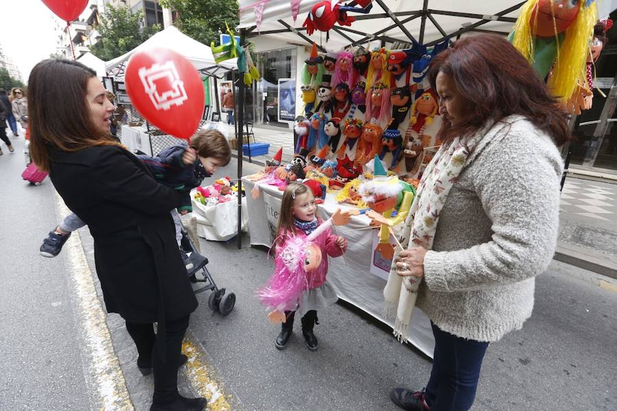 La calle Recogidas se llena de patines y patinetes, bicicletas de todo tipo, coches de bebés y sillas de ruedas en una jornada para fomentar el transporte público y la movilidad sostenible