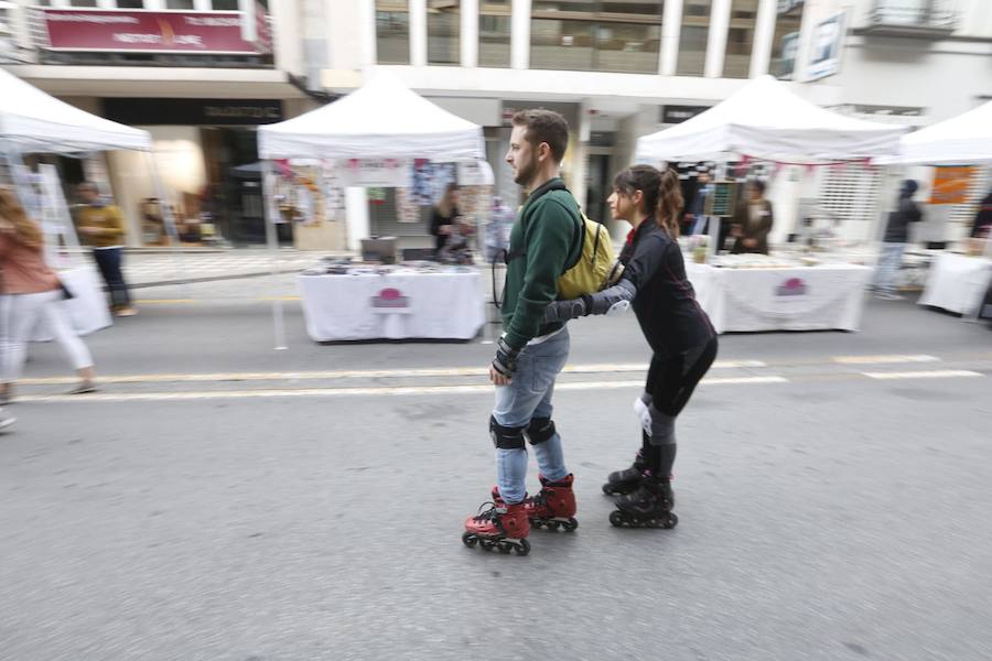 La calle Recogidas se llena de patines y patinetes, bicicletas de todo tipo, coches de bebés y sillas de ruedas en una jornada para fomentar el transporte público y la movilidad sostenible