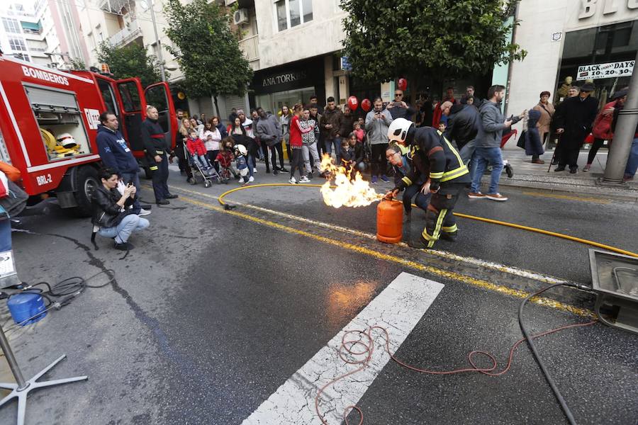 La calle Recogidas se llena de patines y patinetes, bicicletas de todo tipo, coches de bebés y sillas de ruedas en una jornada para fomentar el transporte público y la movilidad sostenible