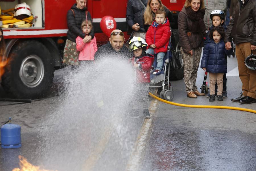 La calle Recogidas se llena de patines y patinetes, bicicletas de todo tipo, coches de bebés y sillas de ruedas en una jornada para fomentar el transporte público y la movilidad sostenible