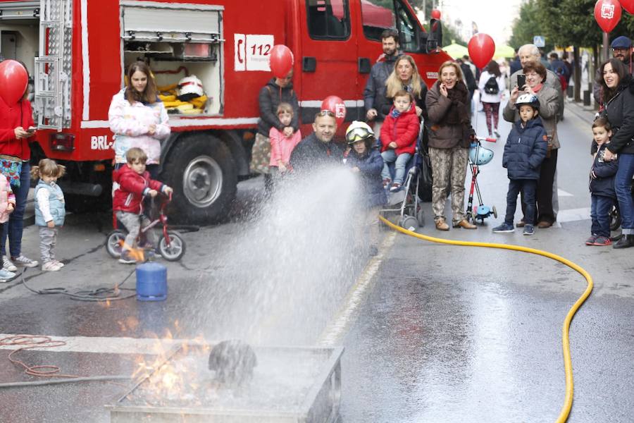 La calle Recogidas se llena de patines y patinetes, bicicletas de todo tipo, coches de bebés y sillas de ruedas en una jornada para fomentar el transporte público y la movilidad sostenible