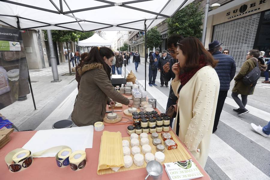 La calle Recogidas se llena de patines y patinetes, bicicletas de todo tipo, coches de bebés y sillas de ruedas en una jornada para fomentar el transporte público y la movilidad sostenible