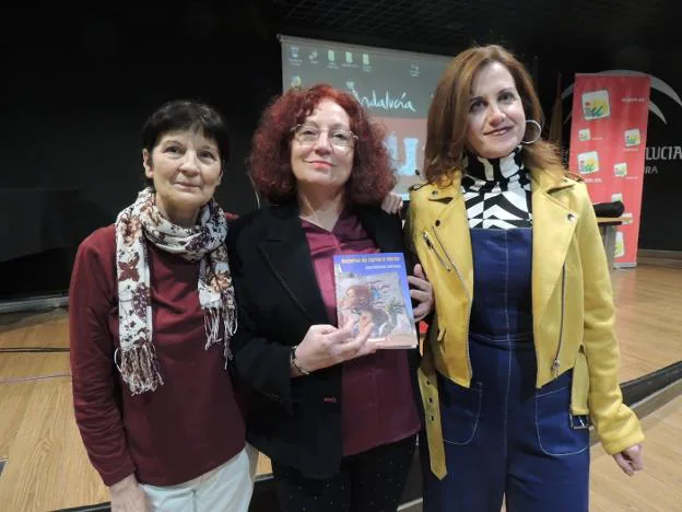 Ángela Padilla, Ana Moreno y Juana Peragón, ayer en la presentación del libro.