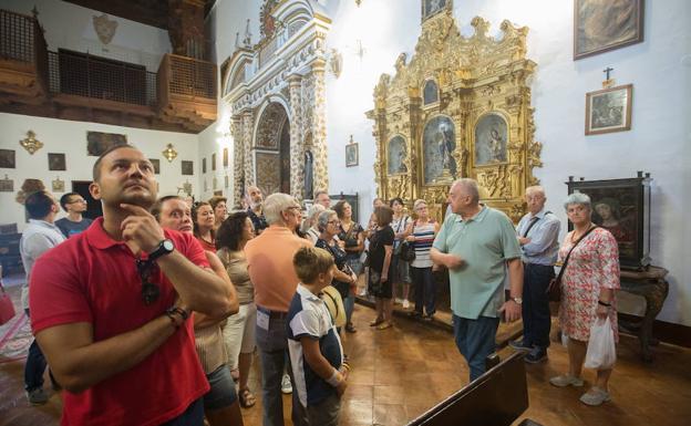 Visitantes en el convento de Santa Isabel la Real en una visita guiada con motivo del Día Internacional del Patrimonio. 