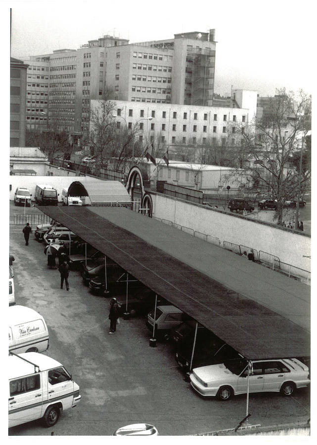 1995. Zona de aparcamientos desde dentro del Estadio y el arco al fondo.