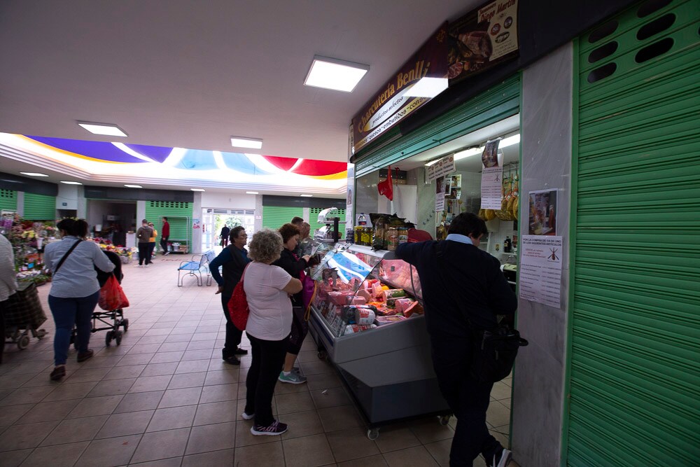 Han organizado un concierto y una comida popular para intentar atraer a las compras tras el cierre de diez de los puestos