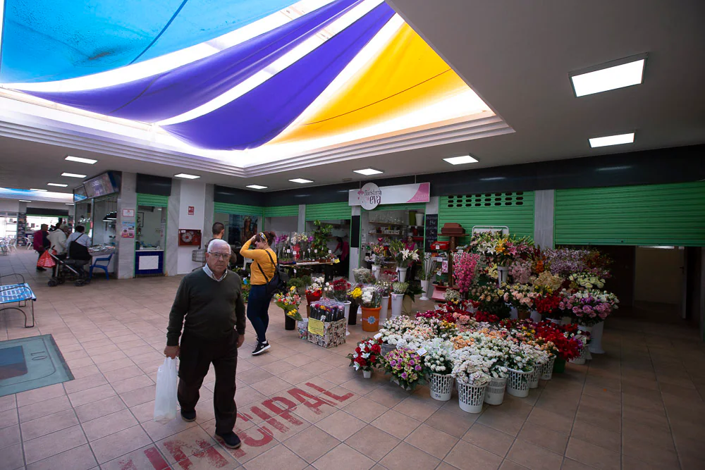 Han organizado un concierto y una comida popular para intentar atraer a las compras tras el cierre de diez de los puestos