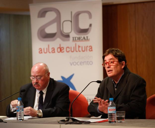 El director del Cervantes, Luis García Montero (d), junto al director de IDEAL, Eduardo Peralta (i), en un momento de la conferencia en la que repasó los retos del español en el futuro. 
