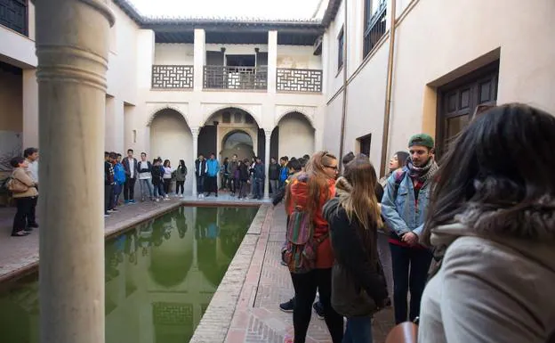 Escolares atienden a las explicaciones del guía en la jornada para los colegios del Día del Patrimonio Mundial.