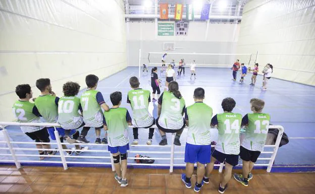 Los jugadores del Huétor Vega se tenían que conformar con ver a las chicas jugar hasta que han conseguido el último jugador para salir a competición esta temporada.