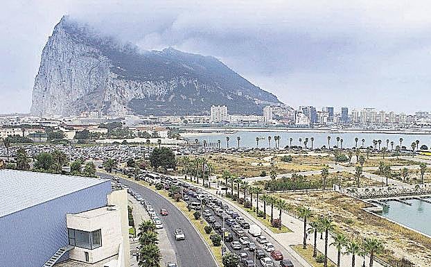 Atasco para cruzar la frontera a Gibraltar, en La Línea de la Concepción (Cádiz).