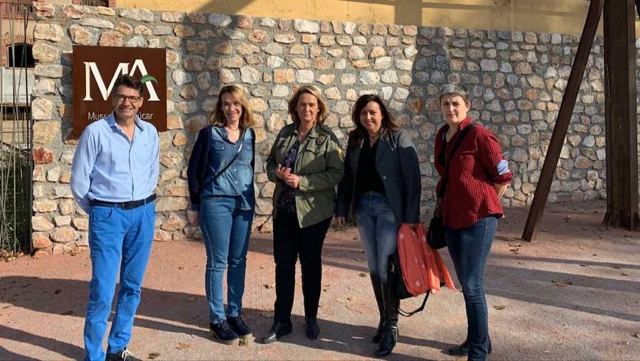 Luisa García Chamorro, la historiadora Madelín Banqueri y otros miembros del equipo del PP en el museo del azúcar. 