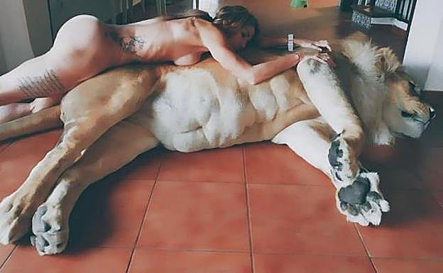 Imágenes del león 'Simba' y su dueña colgadas en las redes sociales. :: Instagram