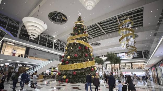 La Navidad empieza a lucir en Granada