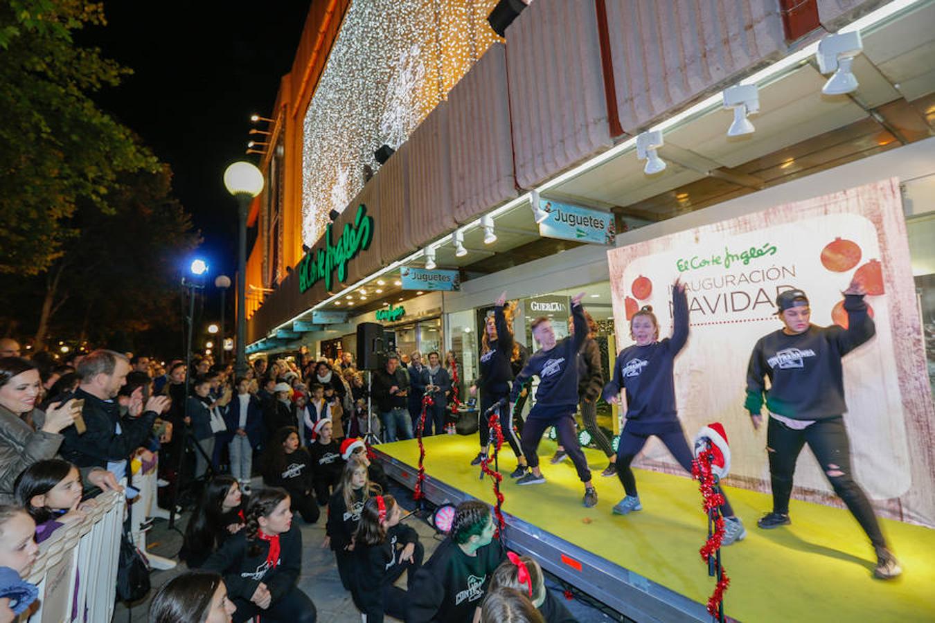 El centro comercial Nevada celebra el encendido de las luces de Navidad y de su enorme árbol.