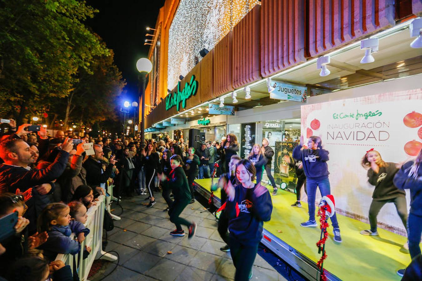 El centro comercial Nevada celebra el encendido de las luces de Navidad y de su enorme árbol.