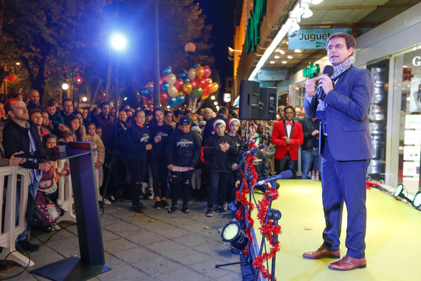 El centro comercial Nevada celebra el encendido de las luces de Navidad y de su enorme árbol.