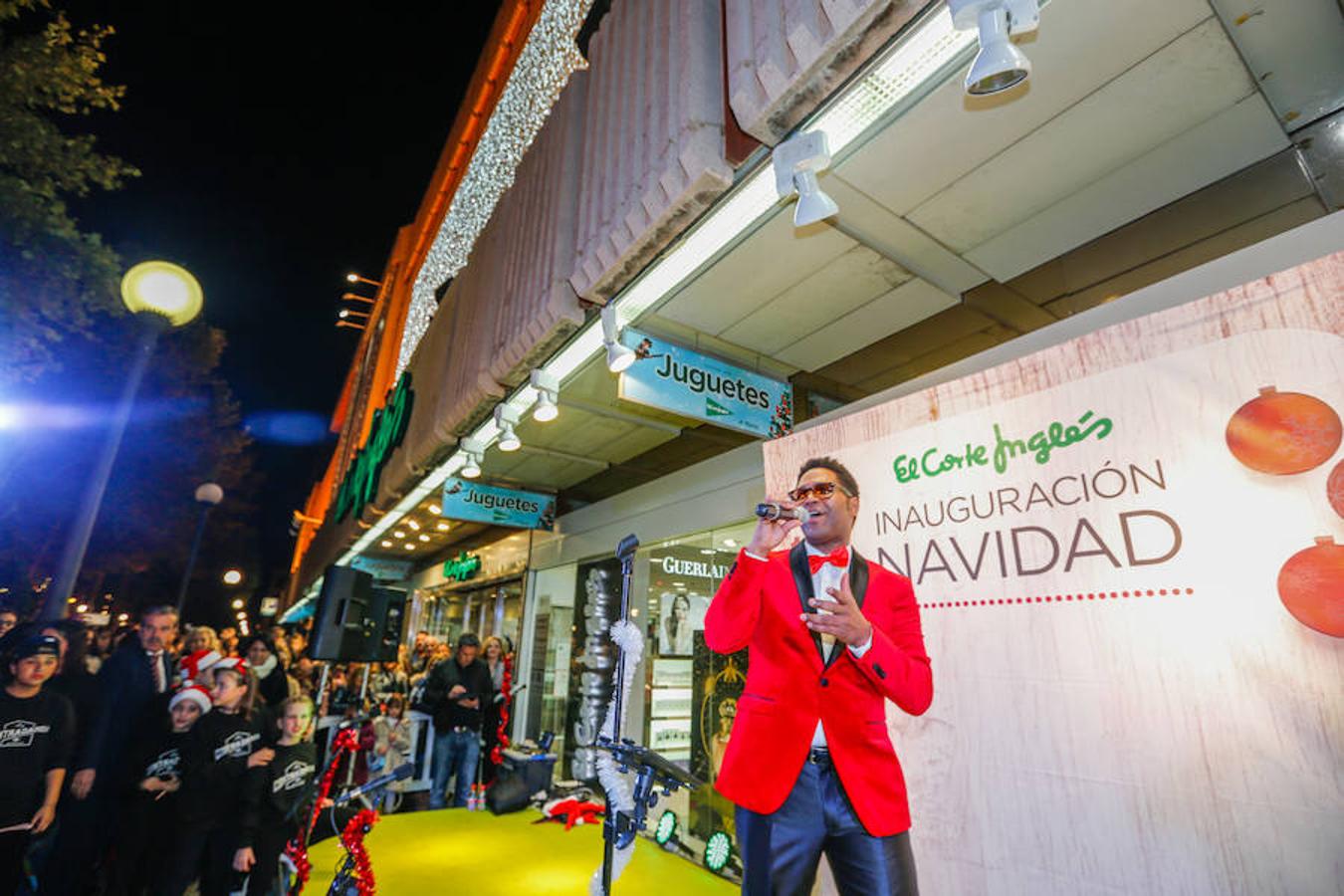 El centro comercial Nevada celebra el encendido de las luces de Navidad y de su enorme árbol.