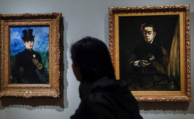 Una persona observa la obra 'Angelina' (d) y 'Amazona de frente', durante la presentación de la exposición 'Museo del Prado 1819-2019. Un lugar de memoria'. 