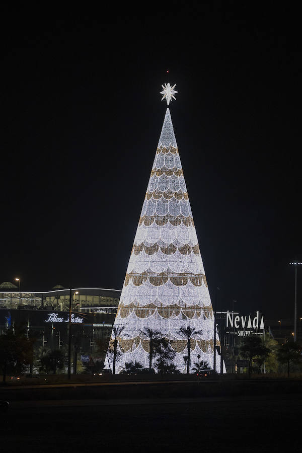 El centro comercial Nevada celebra el encendido de las luces de Navidad y de su enorme árbol.