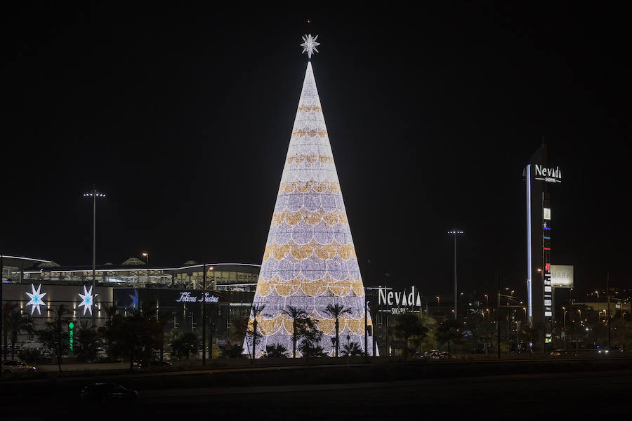 El centro comercial Nevada celebra el encendido de las luces de Navidad y de su enorme árbol.