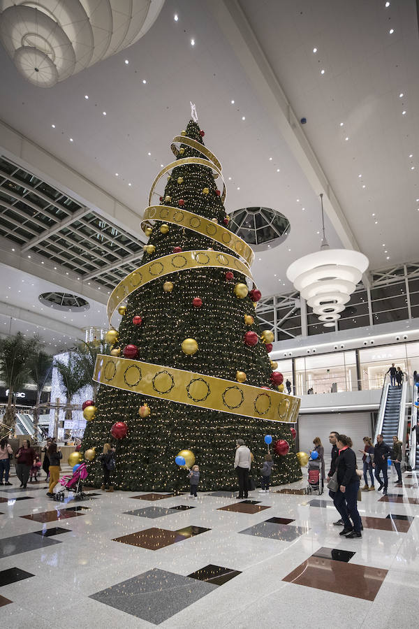 El centro comercial Nevada celebra el encendido de las luces de Navidad y de su enorme árbol.