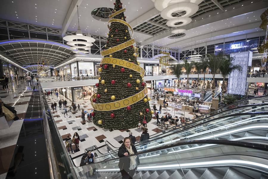 El centro comercial Nevada celebra el encendido de las luces de Navidad y de su enorme árbol.