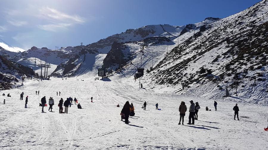 Aunque no hay novedades sobre la fecha de apertura, hoy se podía ver a personal de Cetursa trabajando en las pistas
