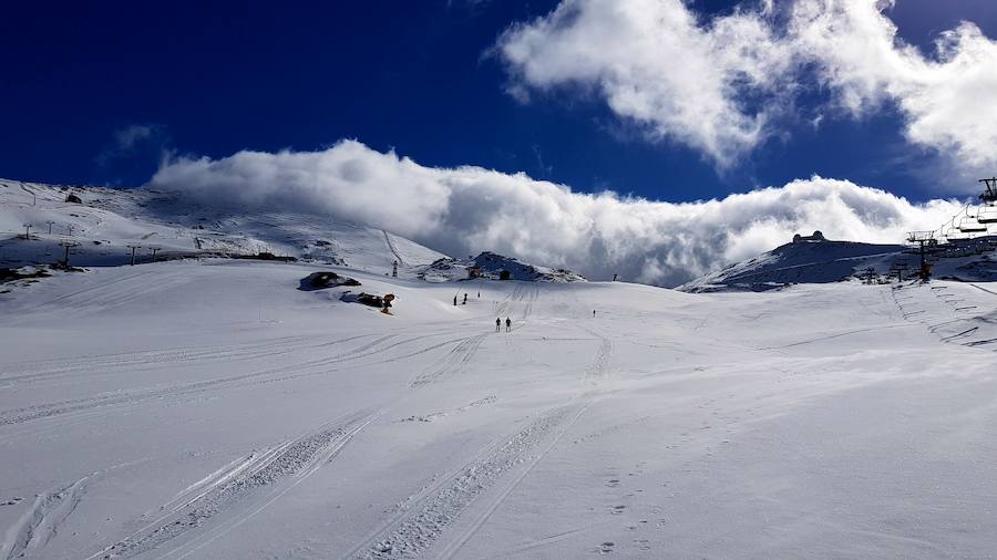 Aunque no hay novedades sobre la fecha de apertura, hoy se podía ver a personal de Cetursa trabajando en las pistas