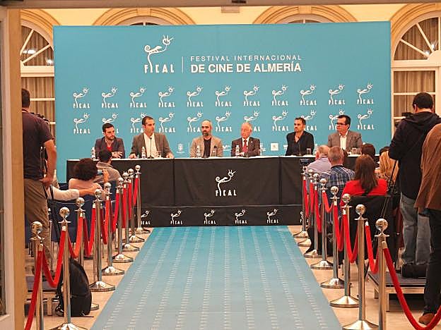 El lucense Luis Tosar se convirtió ayer en la decimoctava estrella del Paseo de la Fama de la capital almeriense.