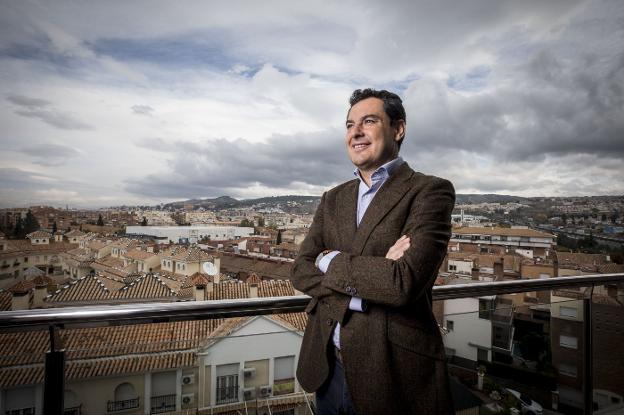 Juanma Moreno posa para la entrevista en la terraza de una habitación del hotel Abades Nevada Palace. 