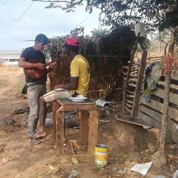 Francisco Javier Sáez Mena comparte un momento musical con un habitante de Angola.