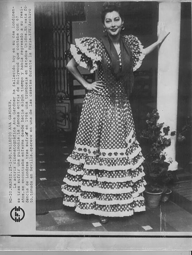 Ava, sentada, durante la fiesta por el bautizo del hijo de Lola Flores en 1961. Abajo, con el torero Luis Miguel Dominguín, uno de sus amantes, en 1954. La actriz se marchó de España en 1968 y se afincó en Londres cuando el Gobierno de entonces le reclamó el pago de cerca de un millón de dólares en impuestos. :: jaime patoefeAva Gardner, vestida de flamenca. La intérprete era una asidua de tablaos como Zambra, Villa Rosa o la Pacheca, en Madrid. :: r. c. 